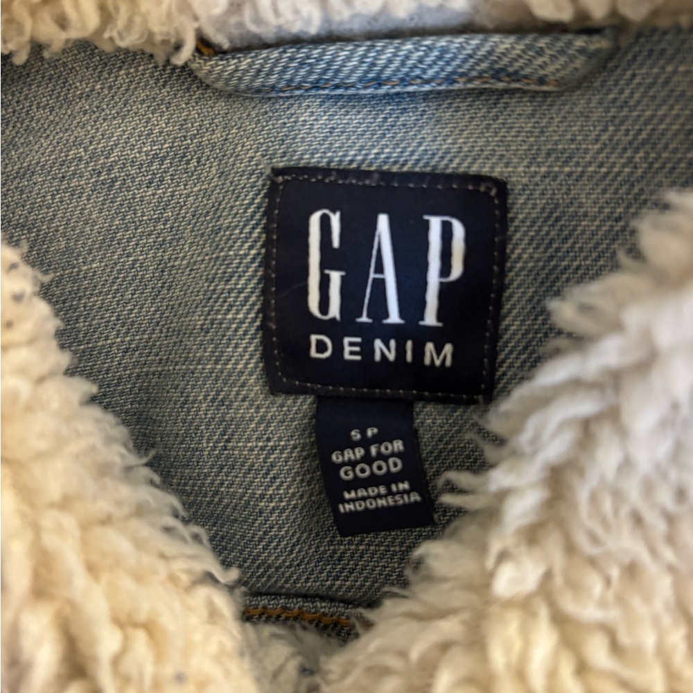 GAP Light Blue Denim Jacket with Cream Sherpa Detail - Picture 2 of 2